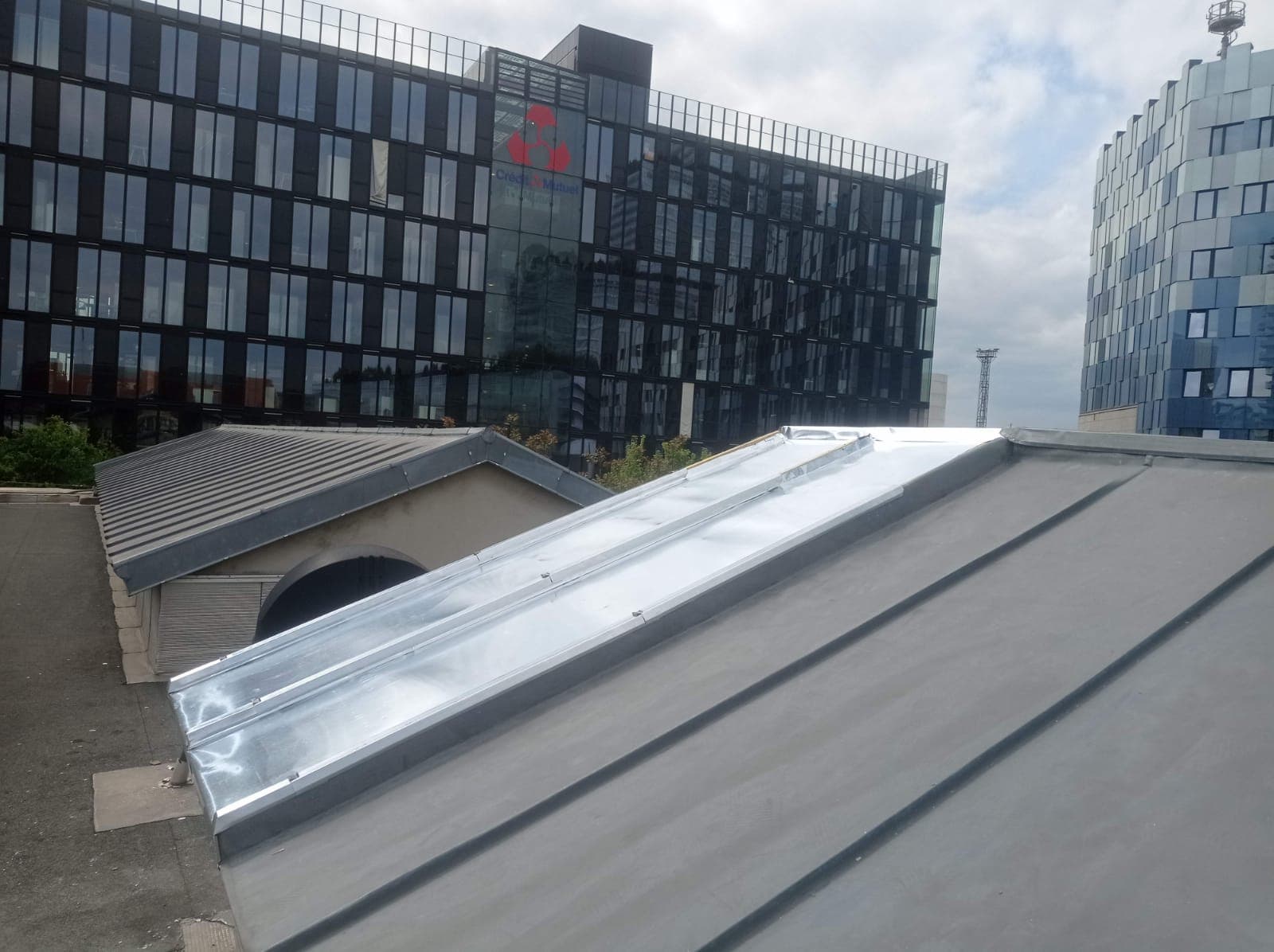 Après — Réfection tuiles — Paris 11ème